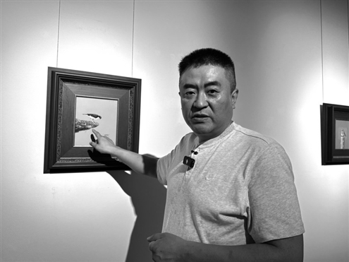 画家徐青巍在展览现场进行导展